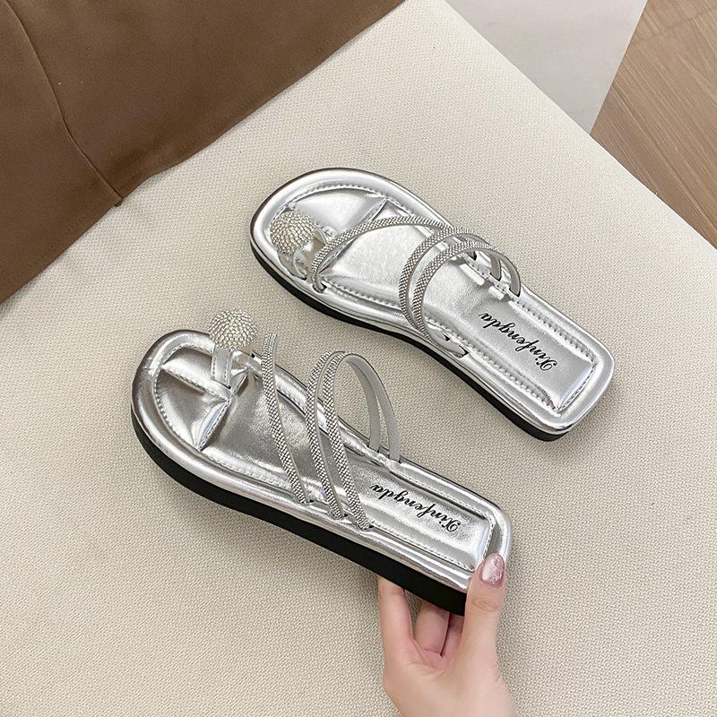 Крутые шлепанцы на плоской подошве для летней женской обуви, новые шлепанцы с мягкой подошвой и стразами, нескользящие, с открытым носком, пляжные, на перемычке