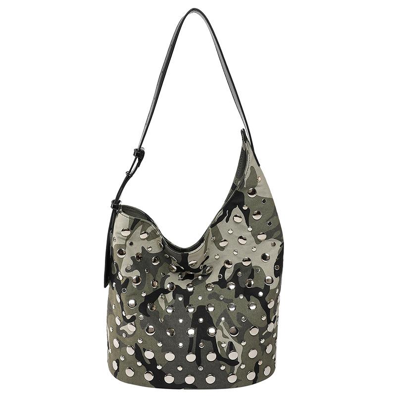 Женская сумка 2025 новая корейская версия модная сумка на плечо с заклепками большая вместимость повседневная универсальная сумка-ведро для ручной носки тренд