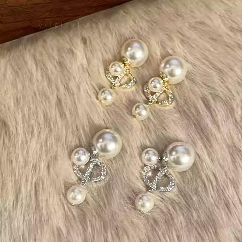 Silver needle with diamonds, pig nose, pearl stud earrings, a two-wear earring, French retro earrings.