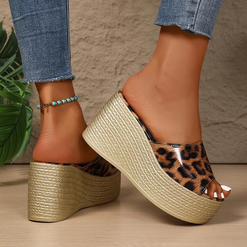 Модные сандалии на танкетке с толстой подошвой с леопардовым принтом для женщин, модные шлепанцы на массивной платформе, женские летние с открытым носком, нескользящие пляжные шлепанцы