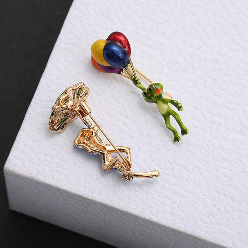 Vivid Frog Holding Colorful Balloon Cycling Frog Brooches Small Animal Brooch