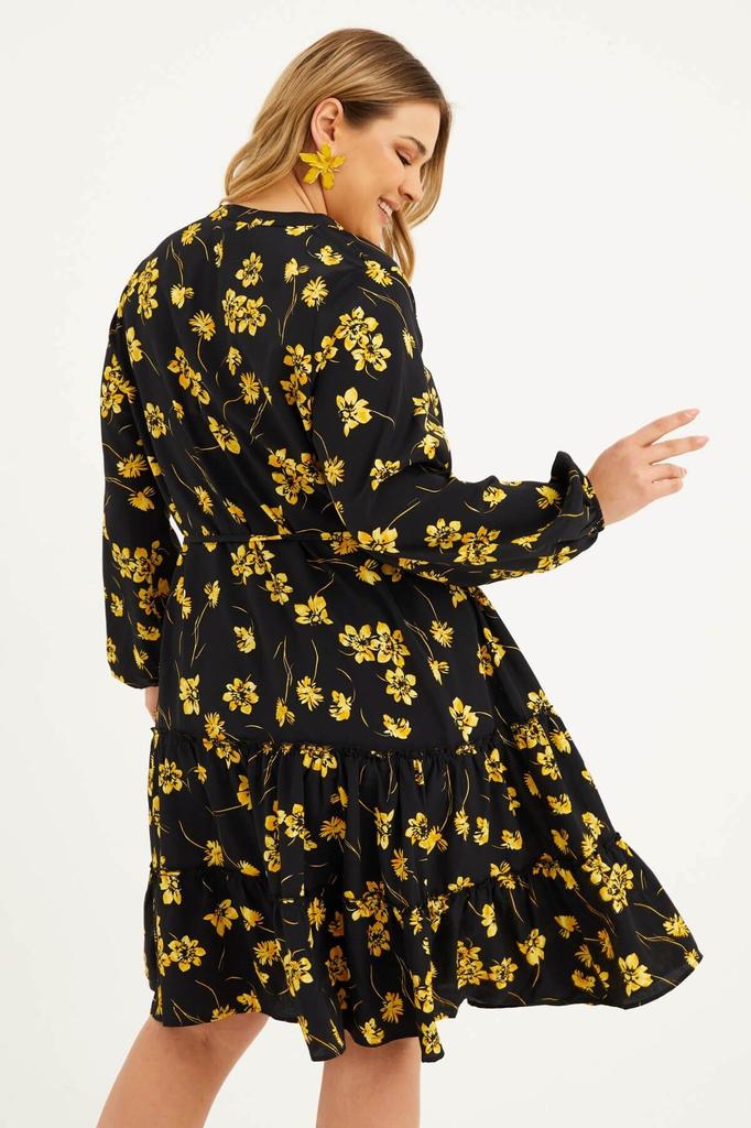 Женское платье большого размера с рюшами и поясом