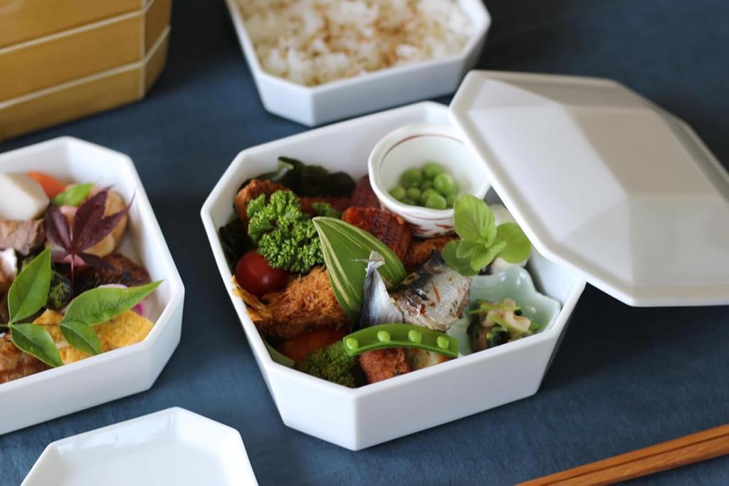 Ямака Сётен Специальная коробка-джубако MOOMIN с 4 боковыми тарелками. Идеально подходит для цветения сакуры, Нового года и первого приема пищи. Сделано в "День Сеccу". 3-уровневая (17x17x16см)