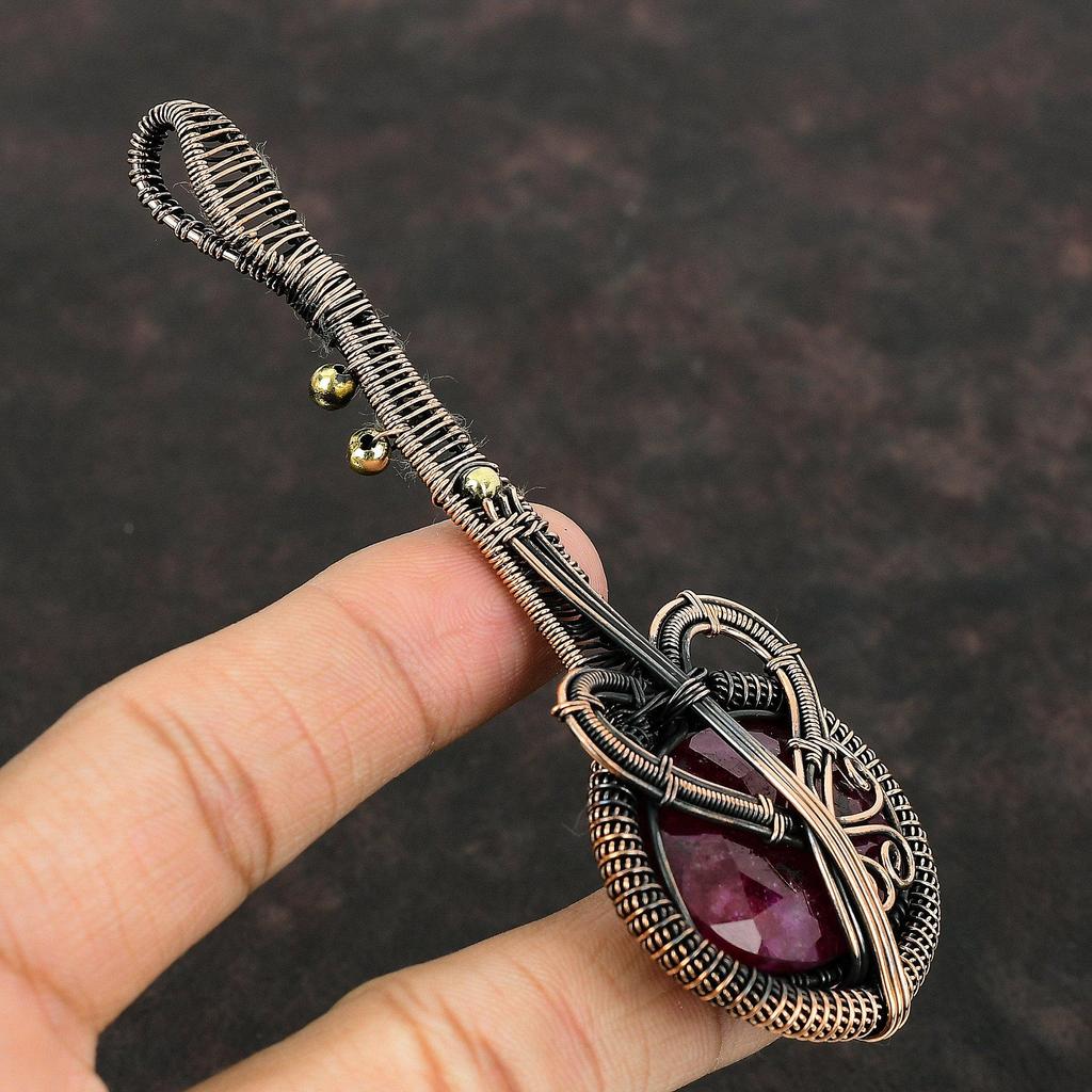 Кулон с ограненным драгоценным камнем Кашмирский рубин, обернутый медной проволокой, подвеска в виде гитары, медные украшения ручной работы, музыкальный инструмент, ювелирные изделия для подарка
