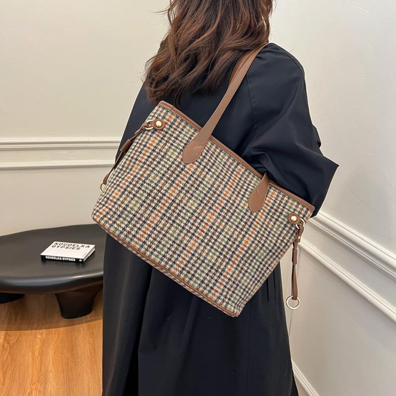 Повседневная большая клетчатая сумка 2025 новая ретро на плечо универсальная модная ручная сумка-тоут подмышку