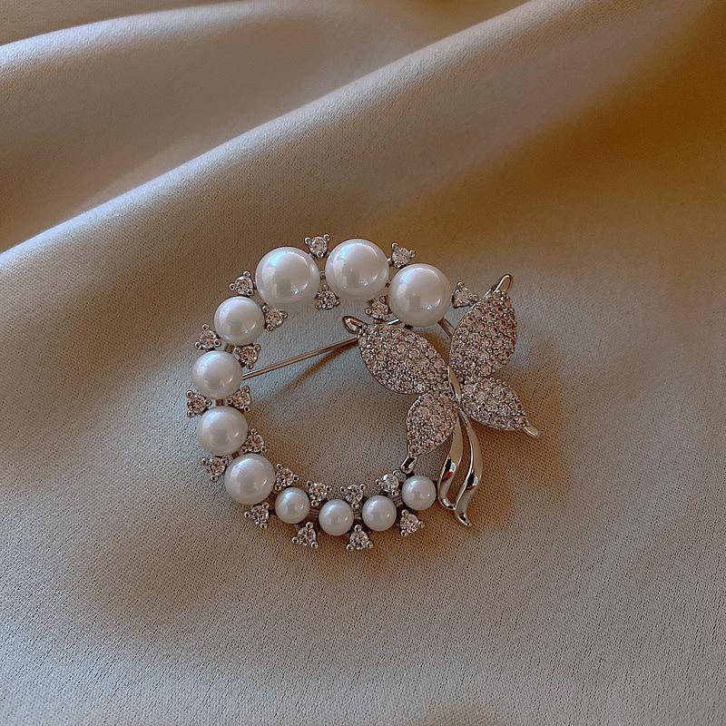 Exquisite Imitation Pearl Rhinestone Wreath Butterfly Brooch For Women Trend Elegant Circle Brooch Pins Party Wedding Gifts