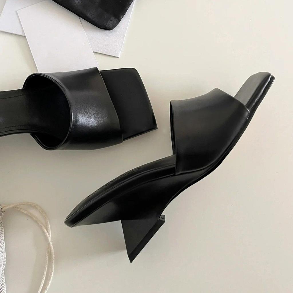 Универсальные темпераментные шлепанцы с открытым носком, крутые, для улицы, лето 2025, новинка, французский квадратный носок, танкетка, сандалии на высоком каблуке, женские