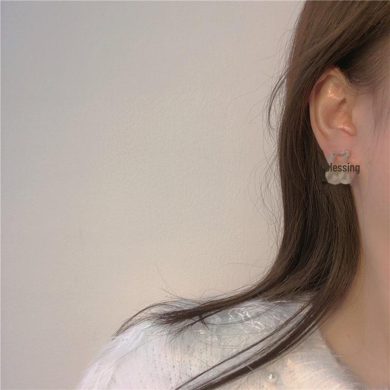 Очаровательные серьги в виде медведя-бантика и сверкающей феи — милые и девчачьи трендовые клипсы на весну 2025 года