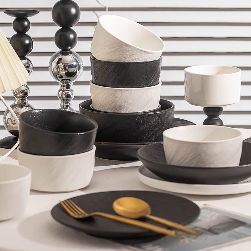 Wuhe Underglaze Ceramic Shallow Plate - Black Rock Pattern