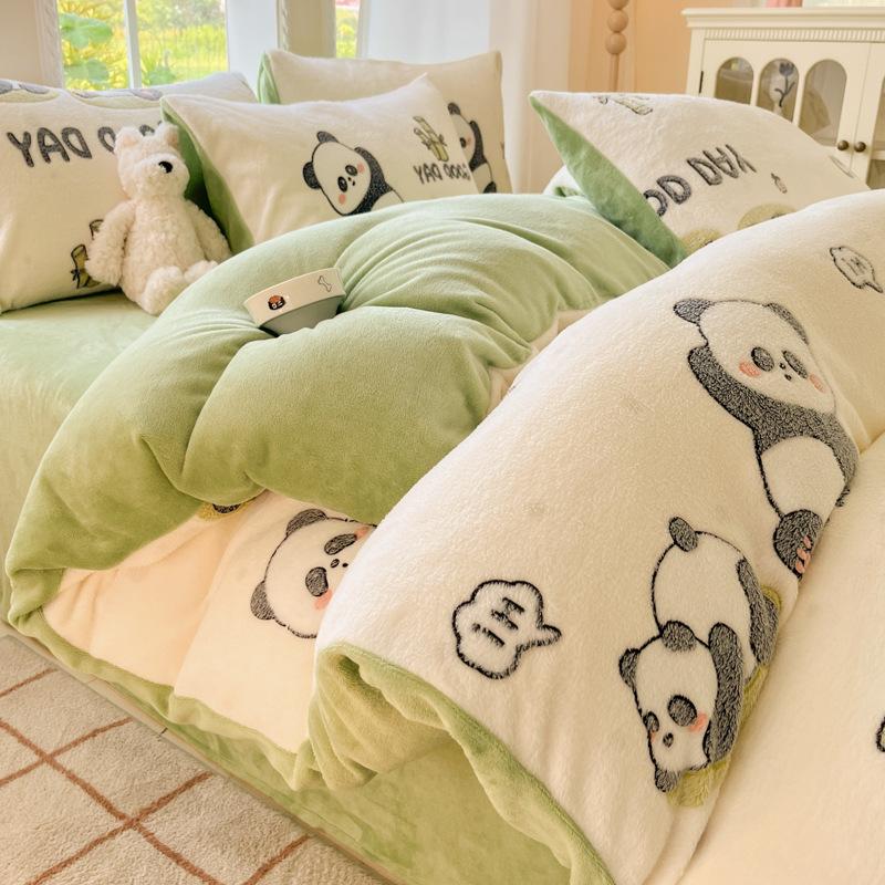 Cute Cartoon Strawberry Pattern Printed Bed Sheet Four Piece Set Machine Washable Short Plush Quilt Cover Anti Static Bedding