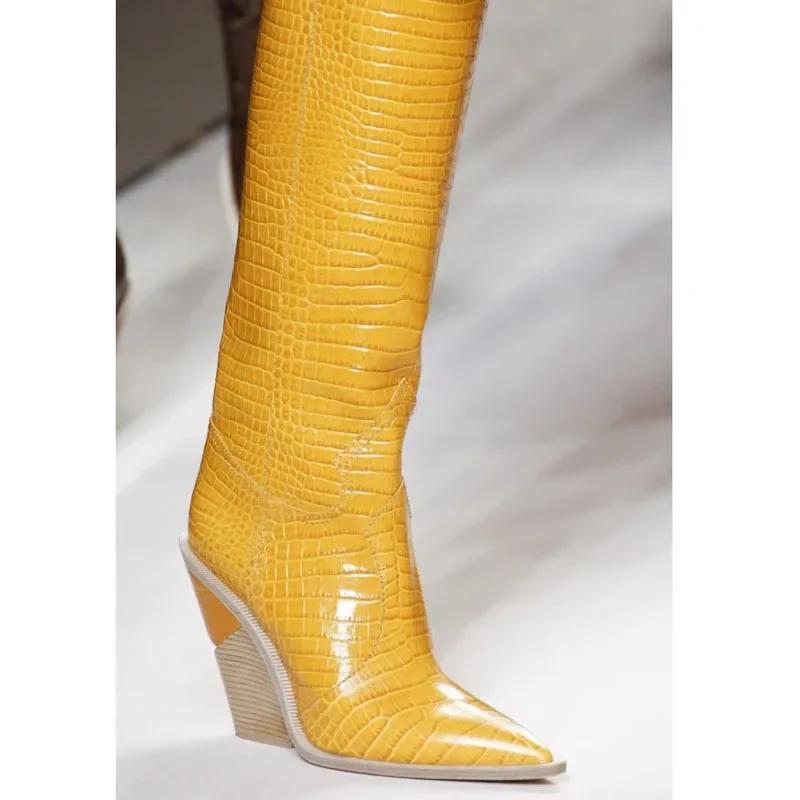 Модные сексуальные женские сапоги большого размера 2024 года, европейская американская мода, новый показ мод, длина до колена, заостренный каблук с рисунком под дерево, высокие сапоги