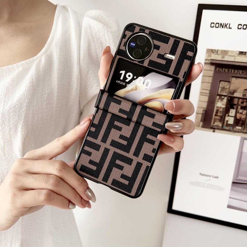 Защитный чехол Samsung Z Flip7 с текстурой кожи для Z Flip6/5 - Стильный трехсекционный дизайн