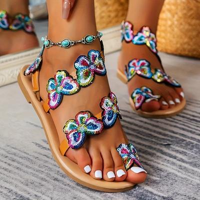 Женские сандалии на плоской подошве с открытым носком и без застежек.