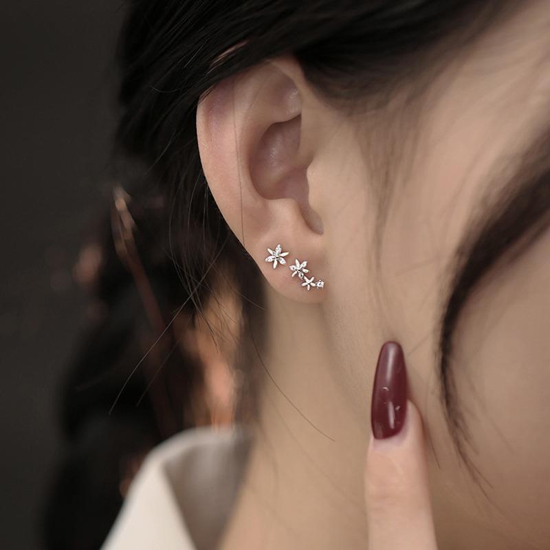 Серьги-пусеты с бриллиантовым цветком Асимметричные серьги-пусеты Женская мода Индивидуальность Мини-серьги Маленькие серьги-цветы