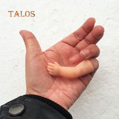 Маленькая кукольная рука для фокусов