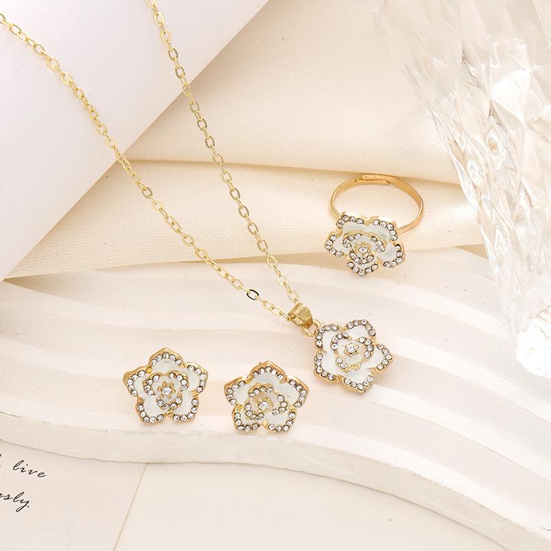 Комплект украшений и ожерелье «Корея Камелия»: Женские серьги, кольца и цепочка на ключицу высшего качества