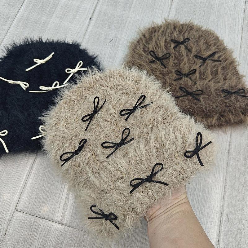 Универсальная для лица маленькая милая бантик вязаная теплая шапка на осень и зиму женская плюшевая шапка первая шапка