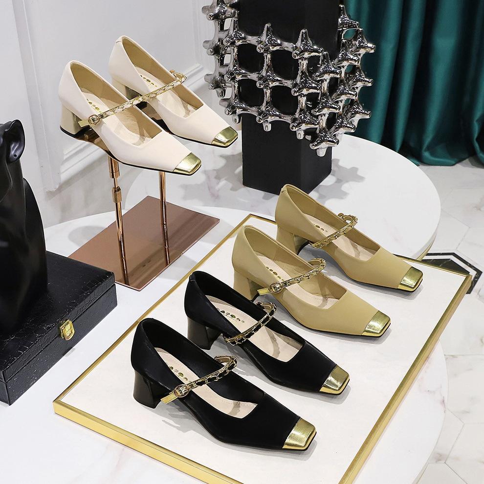Туфли «Мэри Джейн» Темперамент, толстый каблук, средний каблук, светлый рот, соответствующий цвету, сращивание, квадратная головка, металлическая цепочка, одно слово с одинарными туфлями