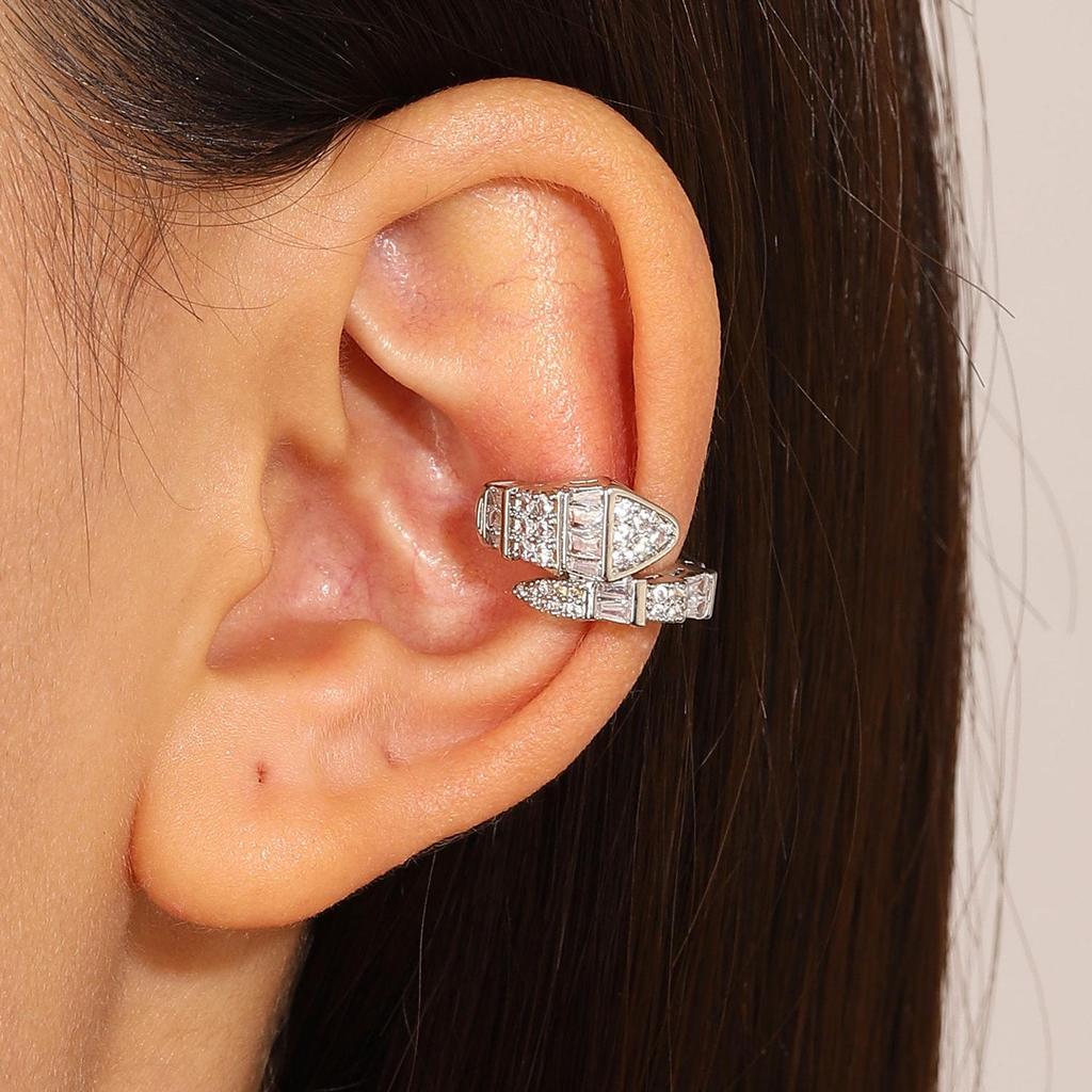 Элегантные серьги-клипсы в виде змеи с бриллиантами - без прокола, минималистичная мода, нишевый дизайн