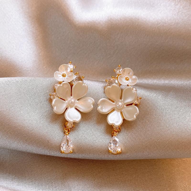 Flower water drop zircon earrings, earrings, women's giant good-looking earrings, suitable for spring earrings, niche design sense