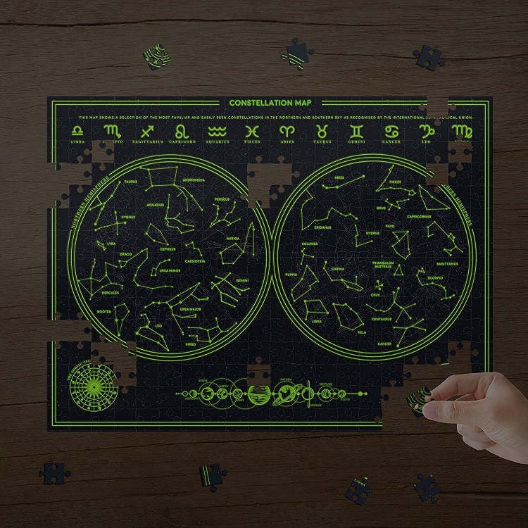 Świecące puzzle gwiezdnych konstelacji