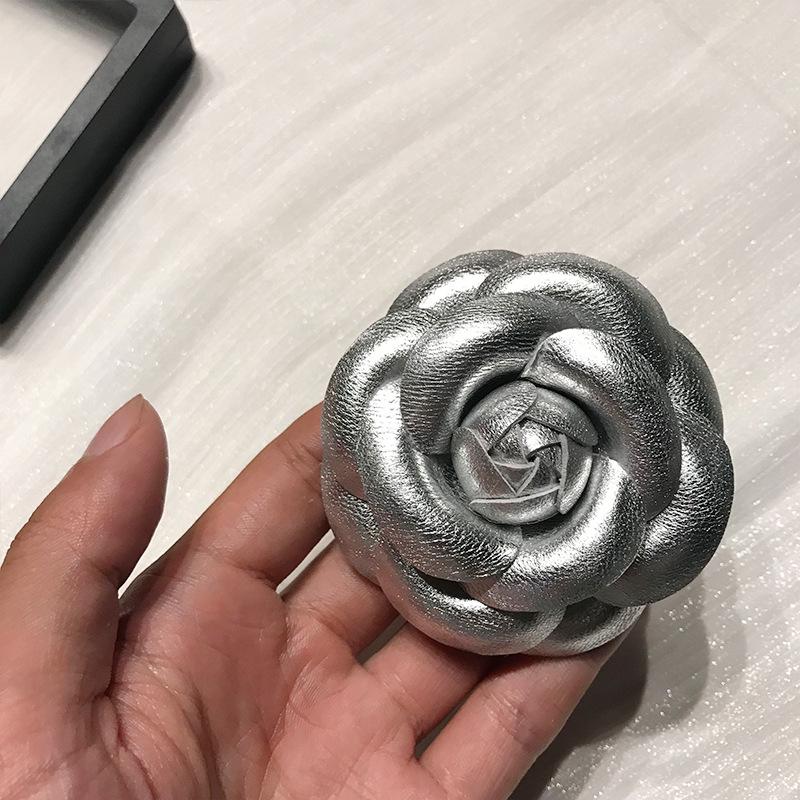Роскошная кожаная брошь-цветок камелии - Элегантная ручная работа, 3D-булавка-корсаж для женщин