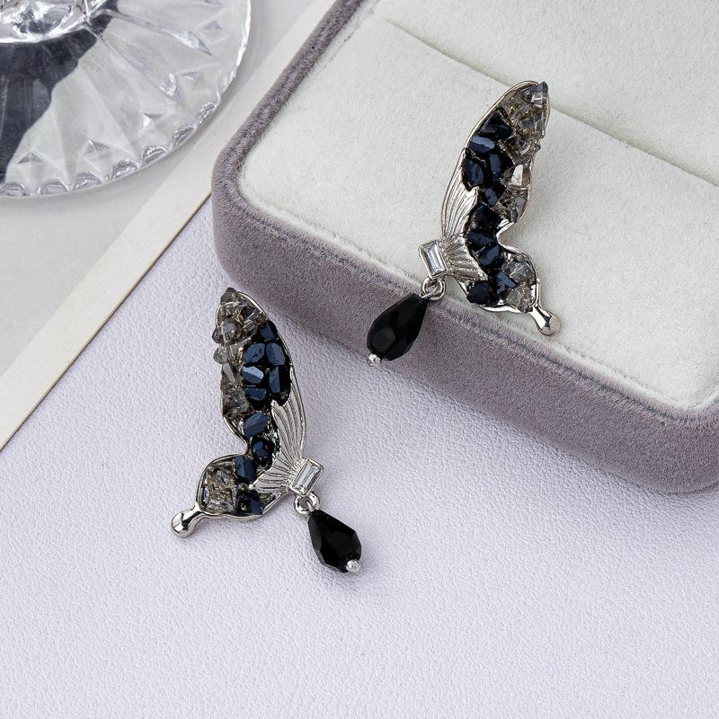 New temperament three-dimensional hollow design crystal butterfly water drop love stud earrings retro versatile high-end earrings women
