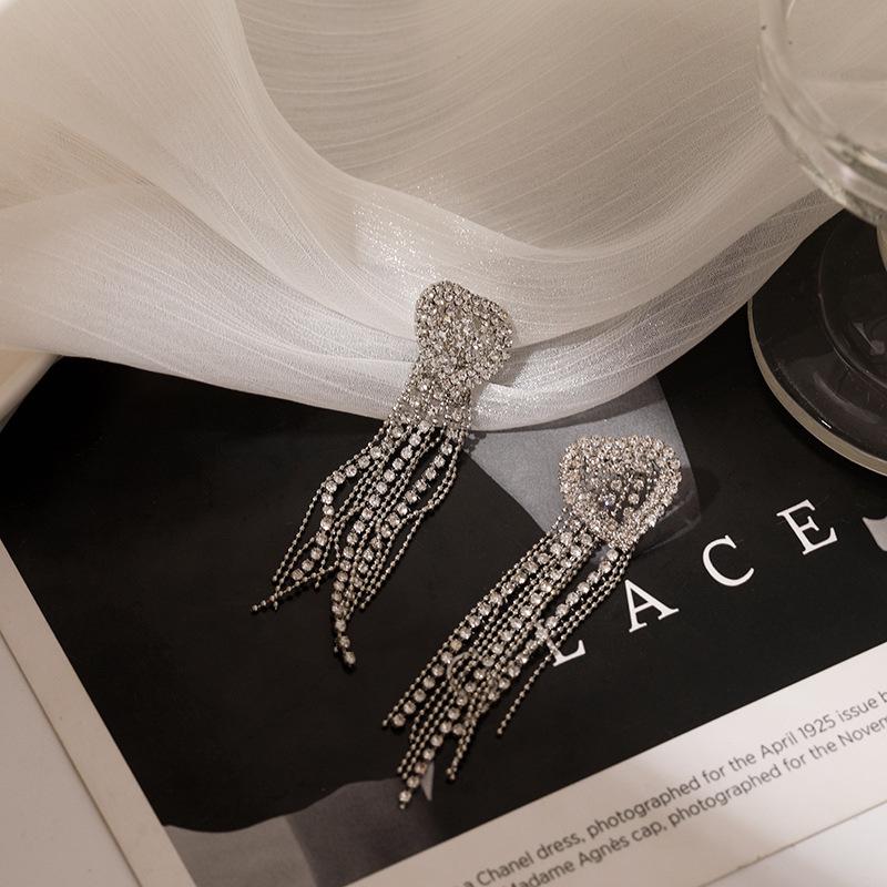 Серьги-подвески в форме сердца из серебра 925 пробы — модные, универсальные и в корейском стиле с акцентами из стразов