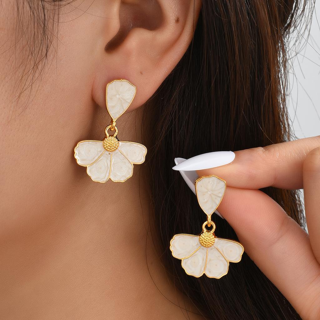 Vintage Floral Design Stud Earring Set for Women French Ins Beige Romantic Earring Trendy Korean Elegant Daily Wear Jewelry Gift