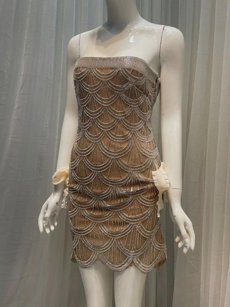 Элегантное мини-платье с пайетками весна/лето 2023 года — стильная праздничная одежда без бретелек