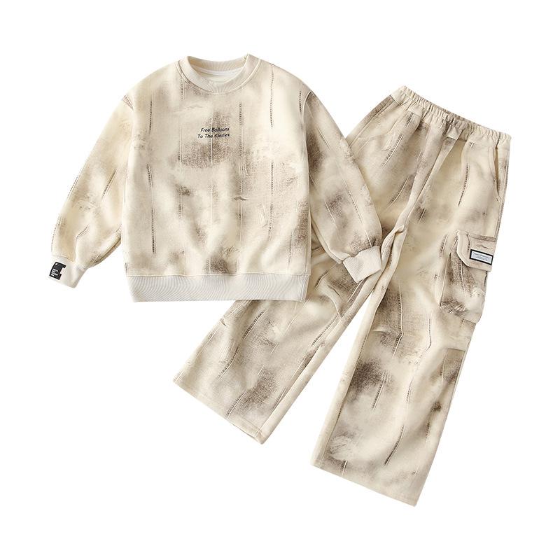 Трендовый спортивный комплект из двух частей для мальчиков на весну и осень 2025 года — стильный, красивый и модный.