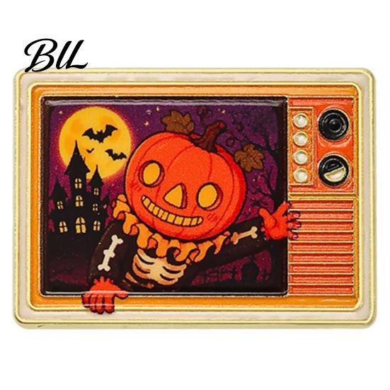 Scary Crow Brooch Retro TV for Halloween, Pumpkin Ghost Black Cat Zinc Alloy Badge, Holiday Lapel Pin Sweaters Jackets Scarves Decoration Festive