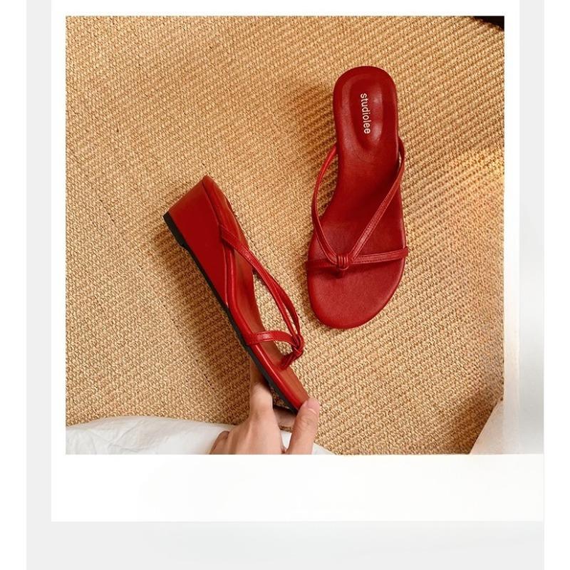 Туфли на высоком каблуке с тонкими ремешками и шлепанцы для женщин