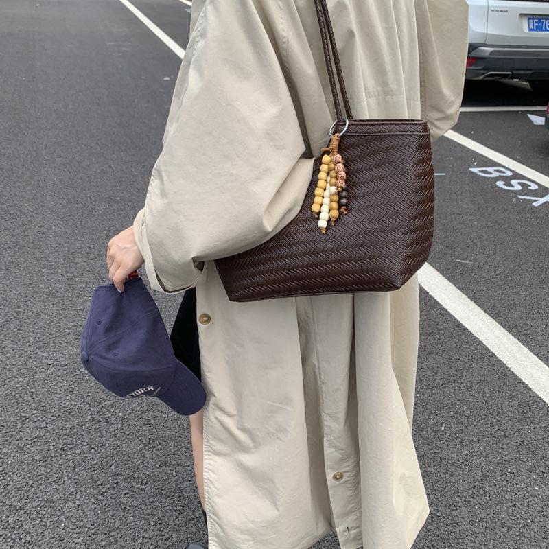 Сумки Большой вместимости сумки-тоут 2025 осень новые популярные плетеные сумки Универсальные наплечные сумки Зарубежный стиль сумки под мышкой