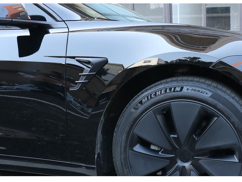 Декоративная накладка на крыло и наклейка с боковой надписью для Tesla Model 3
