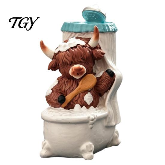 Miniature Bathroom Decor Highland Cow Figurine, Resin Scottish Calf Bathing Statue, Funny Charming Tabletop Ornament Farmhouse Animal for Home Office