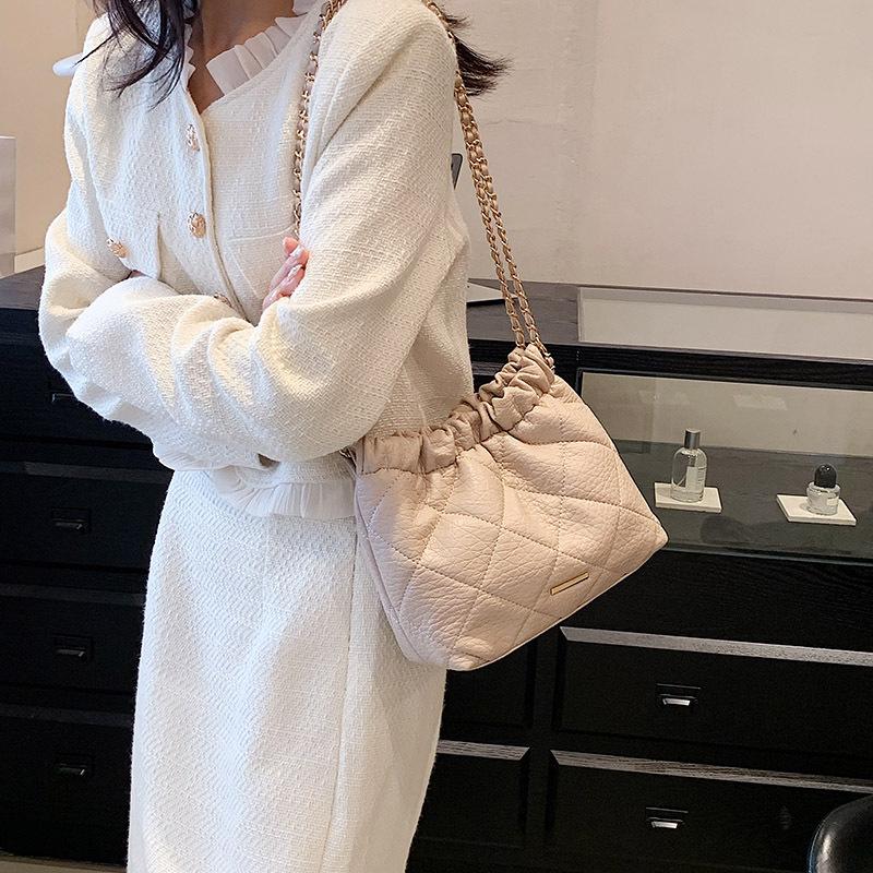 Сумка премиум-текстуры маленькая женская лето 2025 новая трендовая нишевая сумка-цепочка с ромбами на плечо, сумка-мессенджер, сумка-ведро