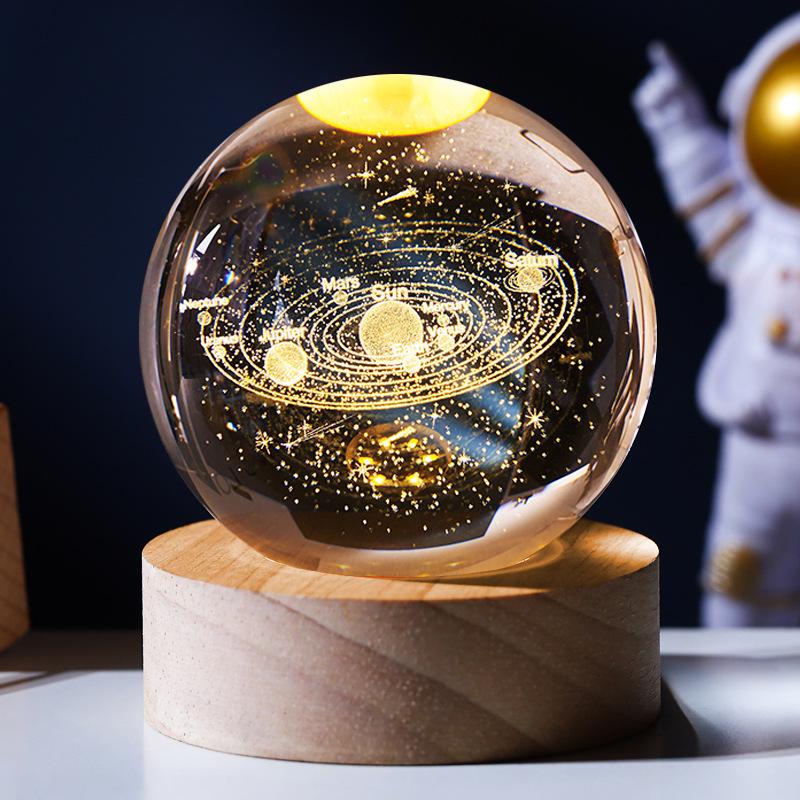 Большой хрустальный шар «Звездное небо» с астронавтом, ночник с 3D-гравировкой и светящейся деревянной подставкой - Идеальный подарок на день рождения для девушки.