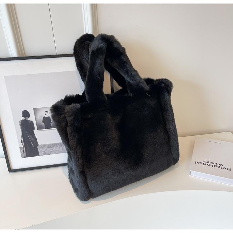 Новая плюшевая женская сумка 2024 года, модная большая вместительная женская сумка через плечо, простая и универсальная плюшевая переносная сумка-тоут