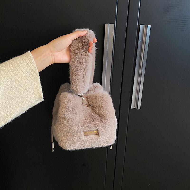 Плюшевая сумка женская 2025 новая осень и зима нишевая легкая роскошь высокий класс ручная сумка плечевая кроссбоди сумка-ведро