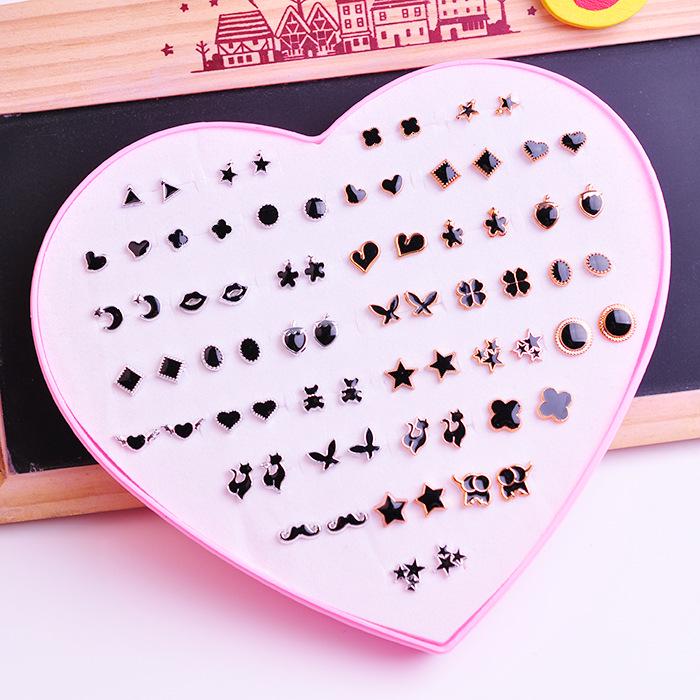 Набор акриловых серег-гвоздиков в форме сердца в пластиковой коробке