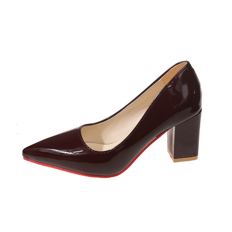 Квадратный носок, одинарная обувь, женская, знаменитость, лакированная кожа, высокие каблуки, толстый каблук, педикюр, мелкий вырез, закрывающая стопу, профессиональная обувь, женская обувь
