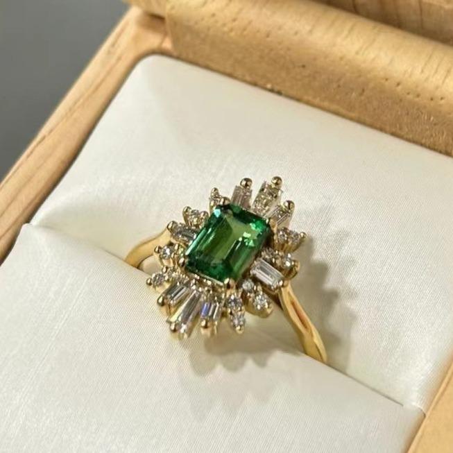 Кольцо с жидкими нерегулярными драгоценными камнями, инкрустированное открытым способом