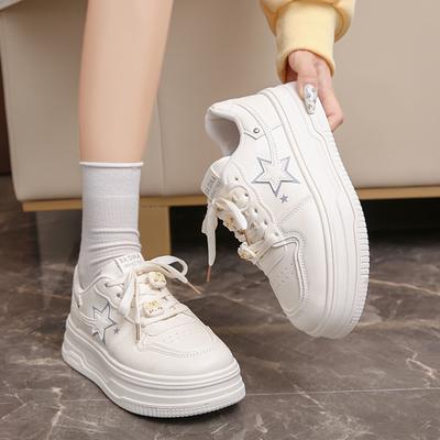 Мода 2024 года. Белые массивные женские повседневные кроссовки из вулканизированной кожи на платформе. Спортивные кроссовки для бега для женщин. Тенденции.