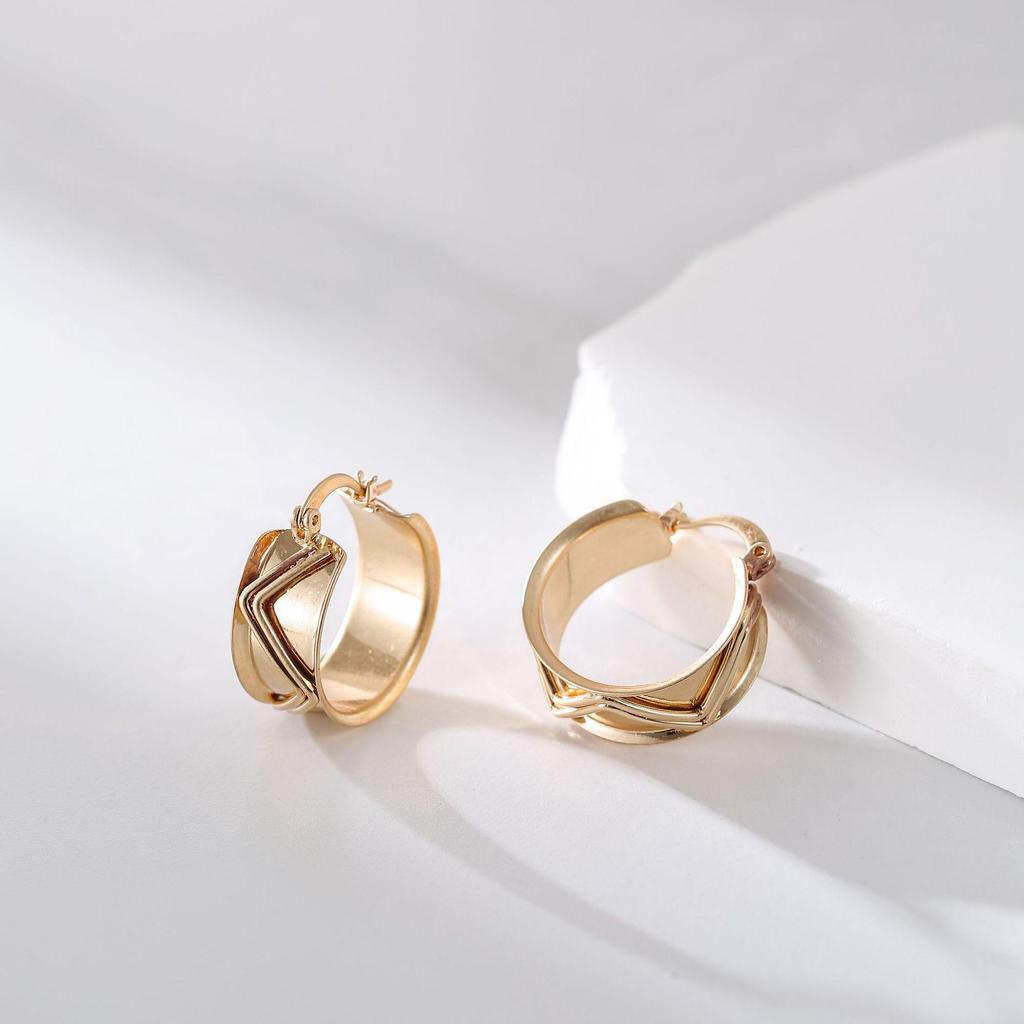 Минималистичные металлические серьги-кольца: Уникальный, смелый и стильный дизайн, который подчеркнет вашу модную ауру.