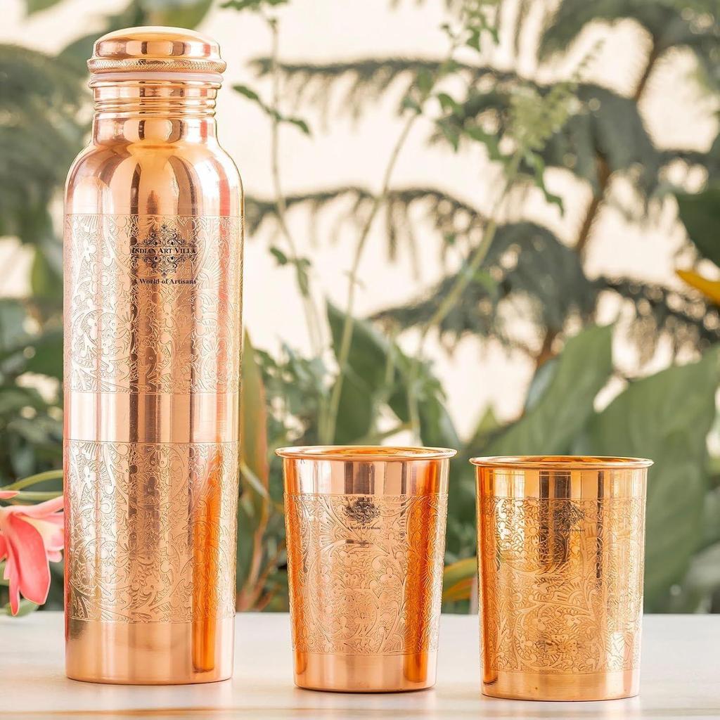 Новейший подарочный набор для питья из чистой меди с тисненым дизайном и 1 бутылкой (600 мл) и 2 стакана (300 мл) в подарочной коробке – подарок на Дивали и праздничные случаи