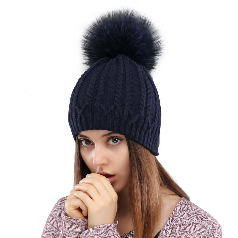 Женская зимняя теплая шерстяная шапка из меха енота с шариками для защиты ушей, однотонная универсальная двухслойная шапка-пуловер