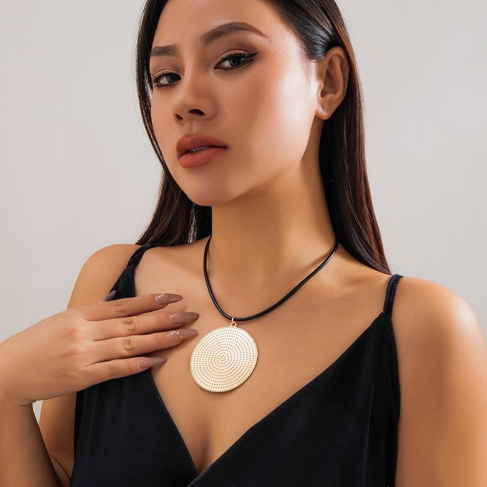 Простота ожерелье с металлической нитью Темпераментное ожерелье Новый большой круглый кулон в маске с воротником