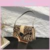 Стильная маленькая сумочка с леопардовым принтом для женщин. Шикарный городской дизайн с универсальными цветами.