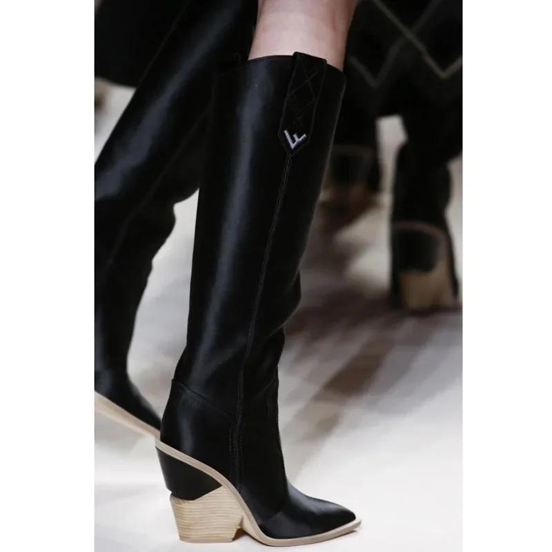 Модные сексуальные женские сапоги большого размера 2024 года, европейская американская мода, новый показ мод, длина до колена, заостренный каблук с рисунком под дерево, высокие сапоги